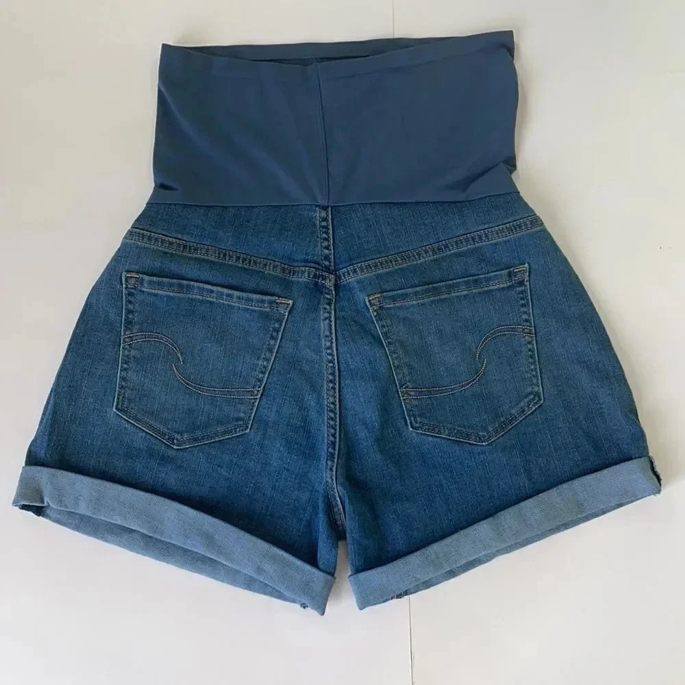 Levi’s signature maternity jean shorts, over the belly. Cuffed. Size small - Picture 3 of 11